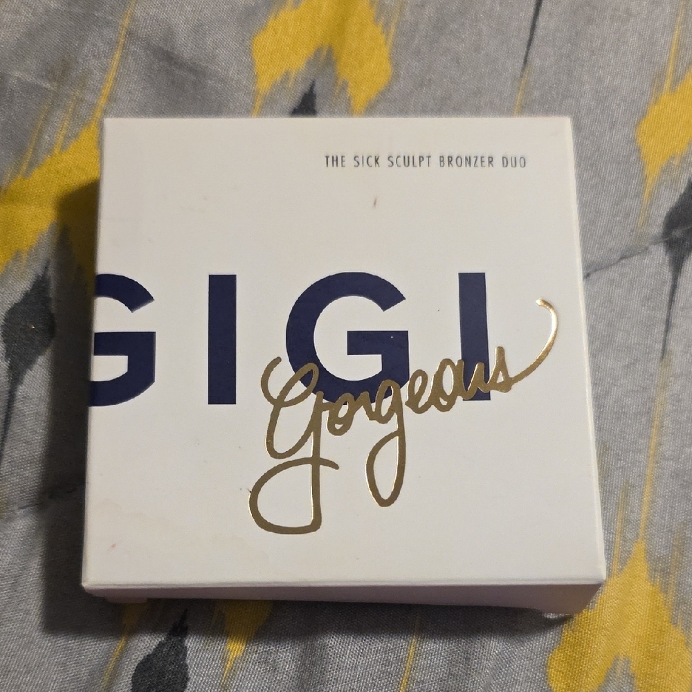Gigi Gorgeous Bronzer Duo in White and Gold